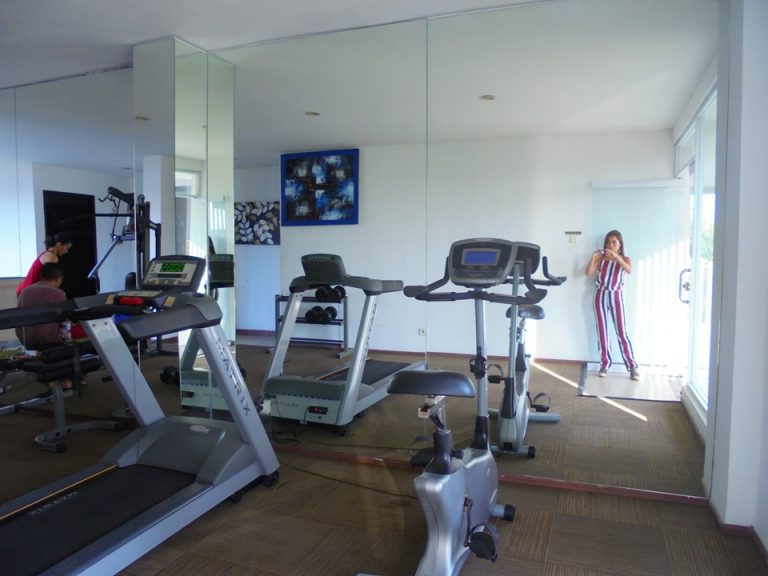 ジムとその奥にドライサウナがありますが、ドライサウナは壊れていました。こちらにパーソナルトレーナーを呼んでお身体を鍛えていらっしゃる方がいらっしゃいました