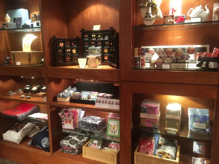 ロビー階ショップ。雑貨類。