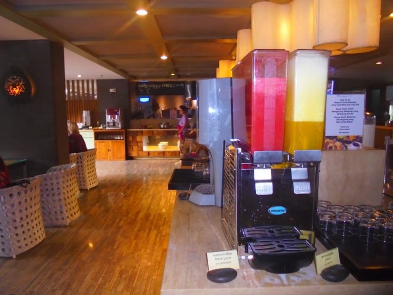 朝食1 フレッシュなスイカジュースと既製品のパイナップルジュース