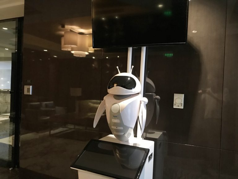 ビジネスセンターの受付前にはロボットがいます