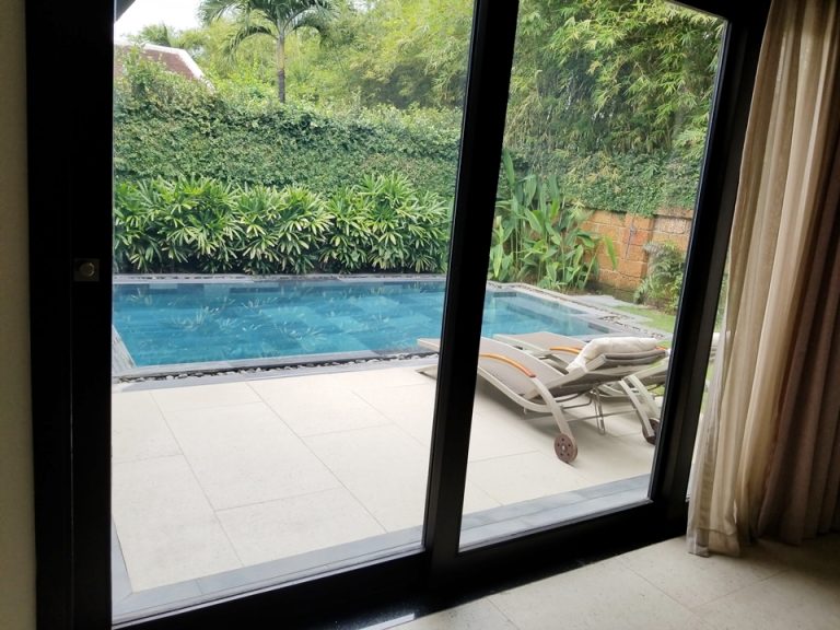 部屋の中から庭を見た図です。