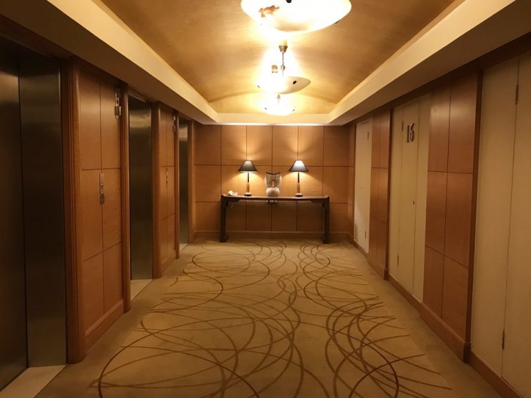 客室フロア(16階)のエレベーターホール、重厚感があります