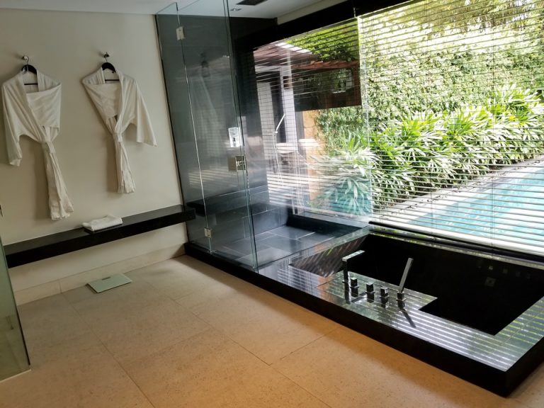 シャワールームとバスタブです。バスタブは深くて広々していました。