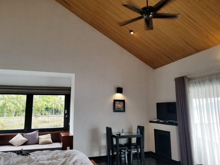 天井は高くて、別荘のような空間。