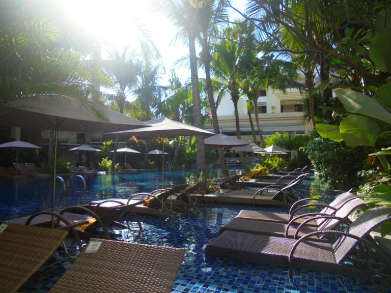 手前側のプールの両サイドにたくさんあるリクライニングベンチ