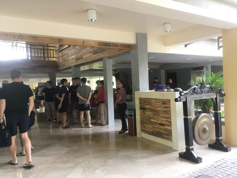 エントランスの様子。団体客が到着したところだった為、少し賑わってました。