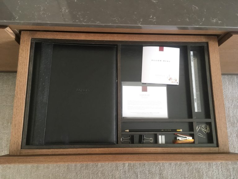 テレビ下の引き出しに収納されていたレターセット、クリップなど文房具類