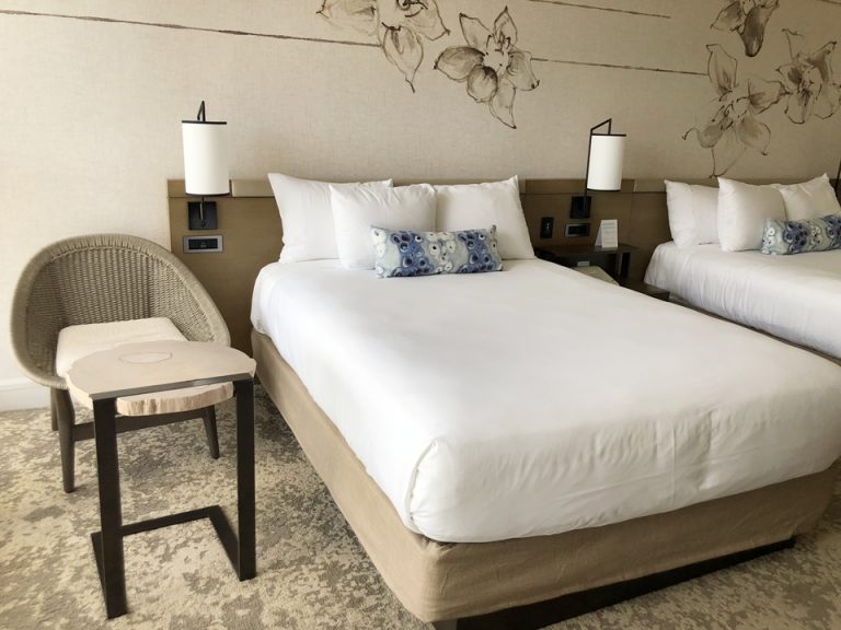 ベッドサイドにもイスとテーブルがありました。