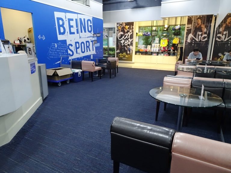 プール_受け付けでは部屋番号と名前を記入