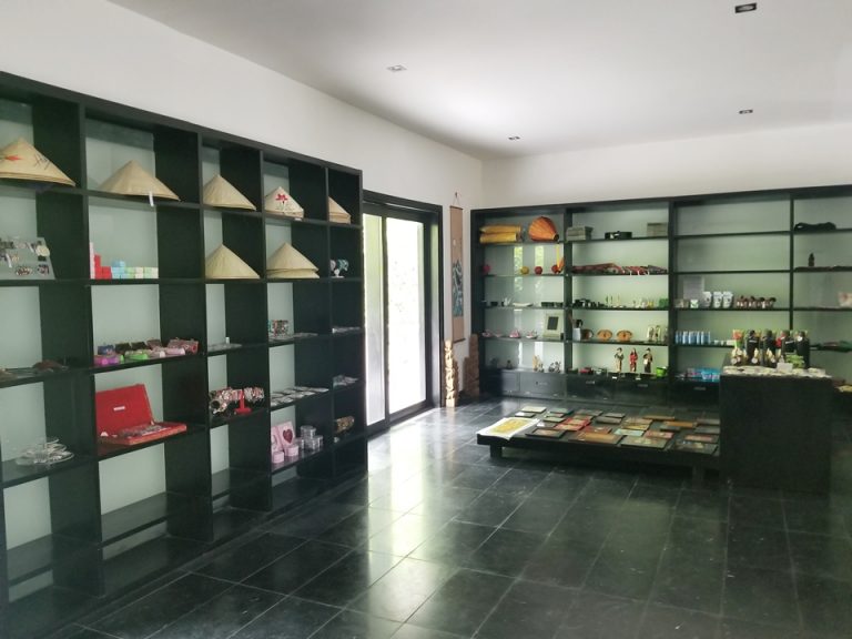 帽子や小物類が並んでいます。