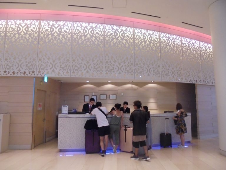 レセプションチェックイン風景