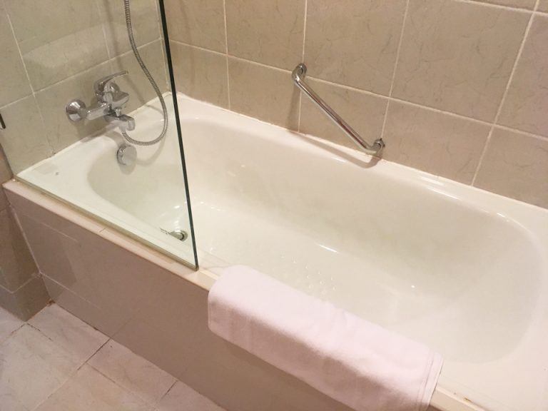 浴槽。ガラスの仕切りしかないので、シャワーを使うとやや床が濡れます。