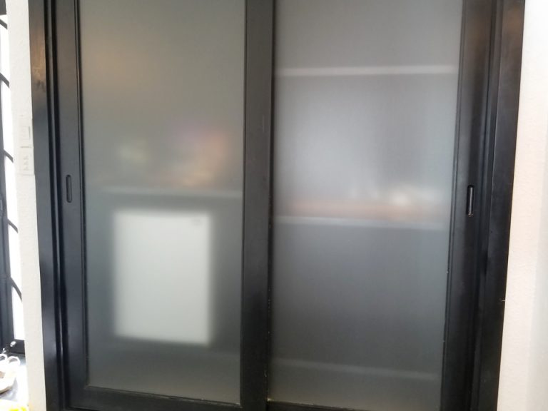 ミニバー、冷蔵庫の棚を閉めた写真です。