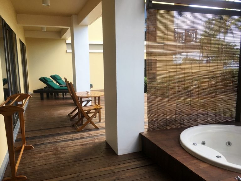 手前にジャグジー、その奥にテーブル、ベッド。広いバルコニーでした。