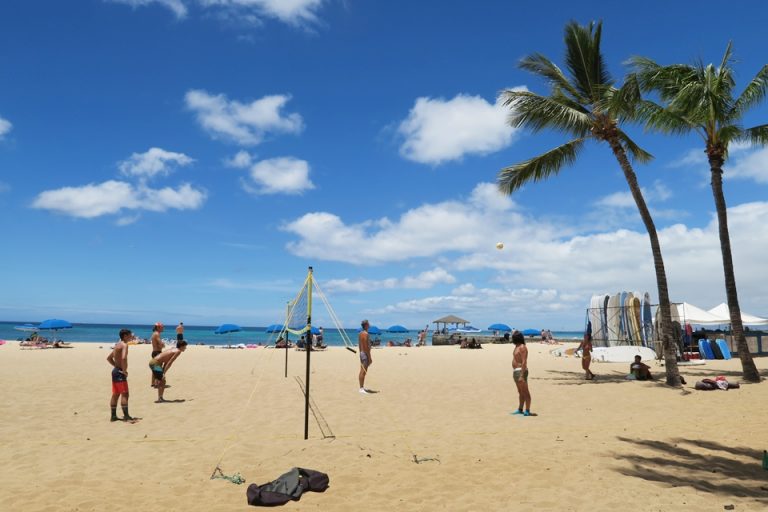 ビーチサイドではバレーボールを楽しんでいる人もいました