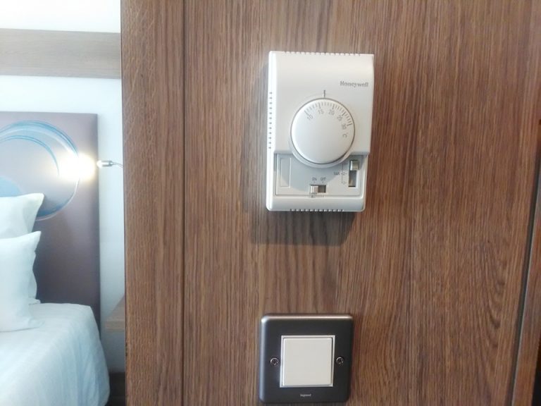 エアコンのボタン。基本は全館冷房
