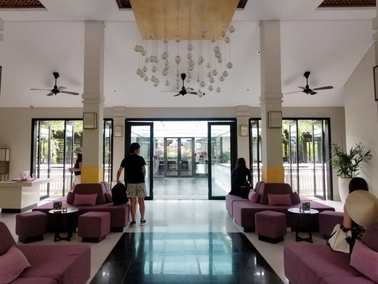 フロントからレストランの方向です。