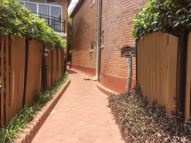 フロントから部屋まで9