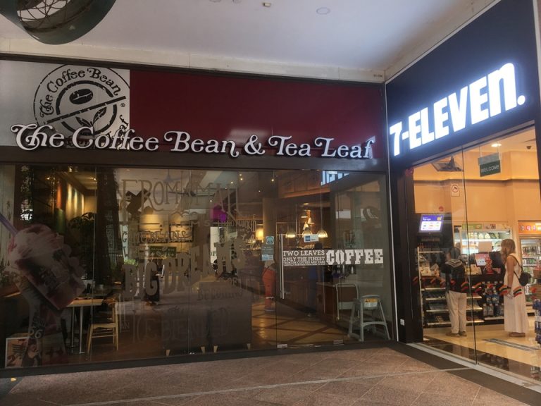 ホテル横にあるカフェ&コンビニ