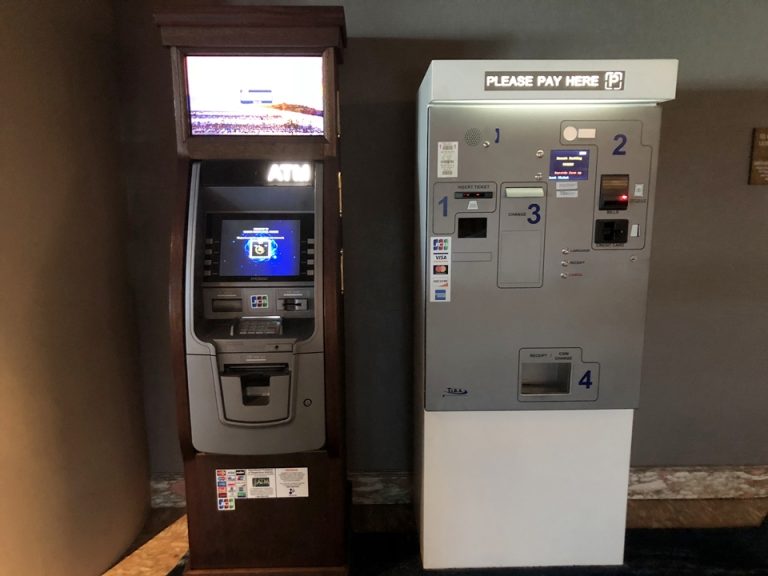 ATMもありました。右の機会はパーキングの精算機です。