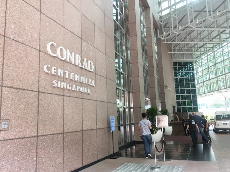 ホテル入り口前