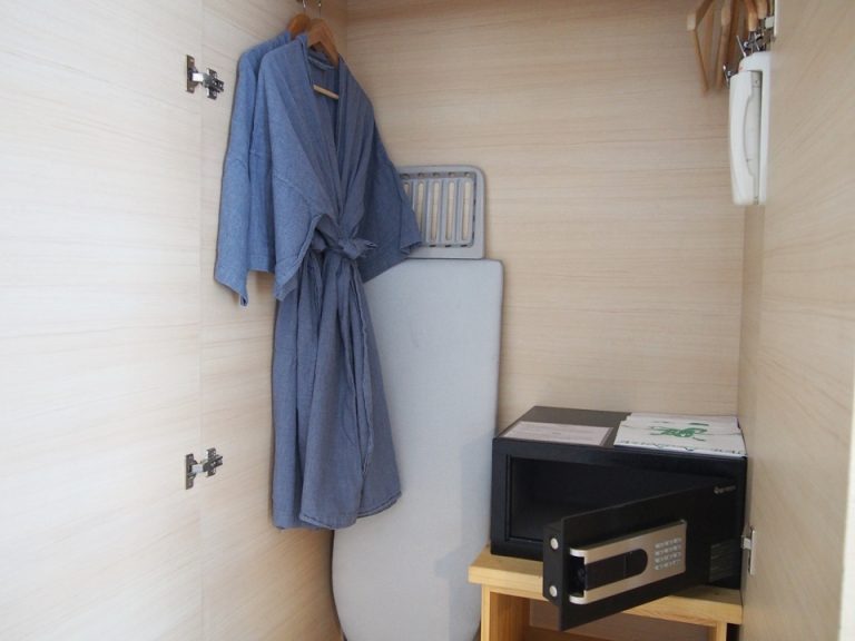 クローゼット外観(開けた状態)