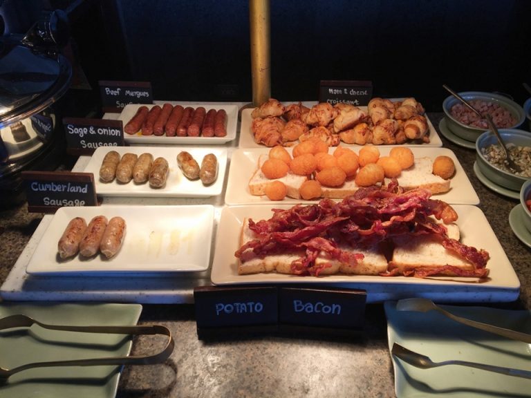 ベーコンとソーセージ、揚げたマッシュドポテト