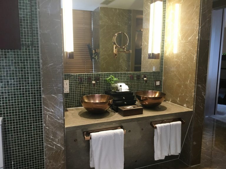 バスルーム内のシンク