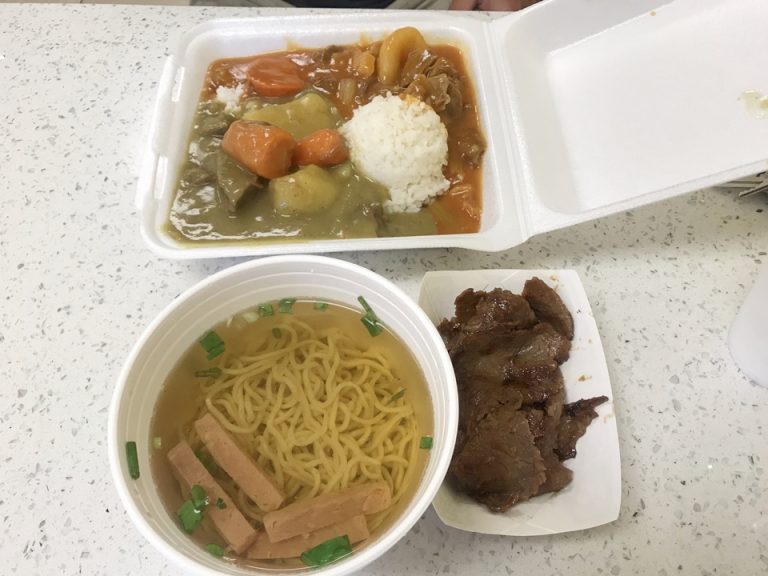 朝食はL&Lでサイメンとカレー&ビーフシチューコンボを