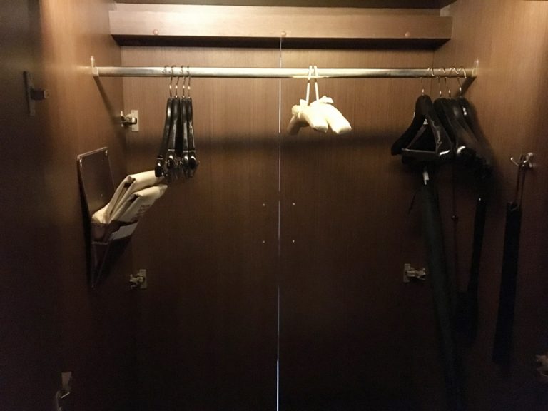 クローゼット内。照明が点きます