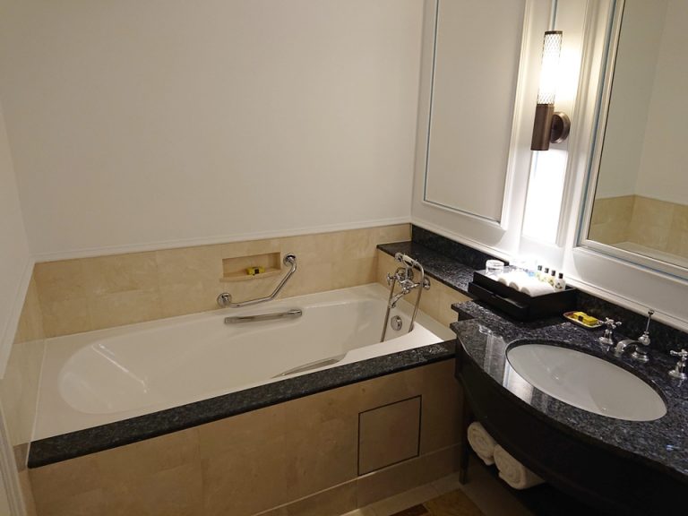 32バスルーム入口から1