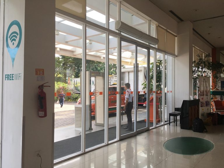 メインエントランス フロント側から