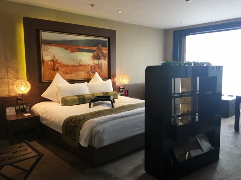 入り口から見たベッドルーム