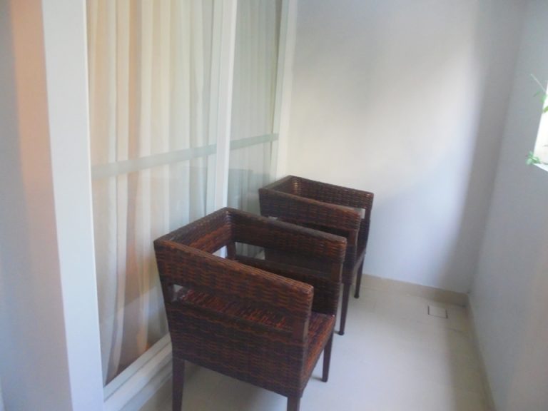 テラスには椅子が2脚