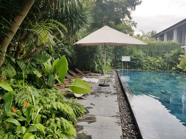 スパガーデンのプールにもデイベッドが6台ほどあります。