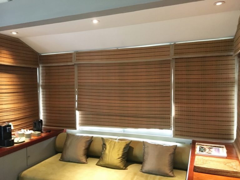 簾を下ろした状態の窓