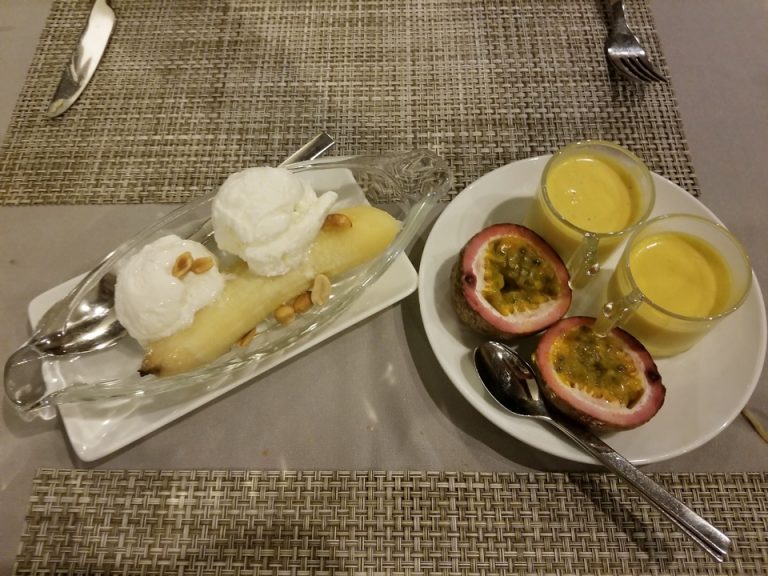 焼きバナナとココナッツアイス、パッションフルーツムースです。
