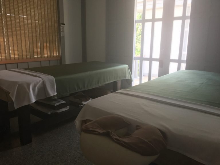 スパの施術室。2名で予約すると同室で施術してくれます