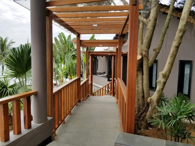 プールの2階側からレストランに繋がっています。