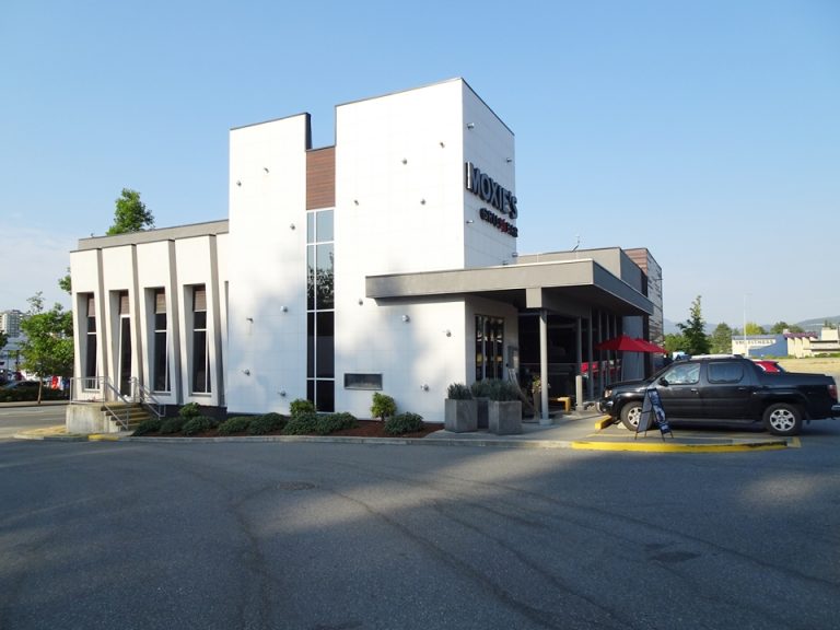 ホテル駐車場近くにレストランあり