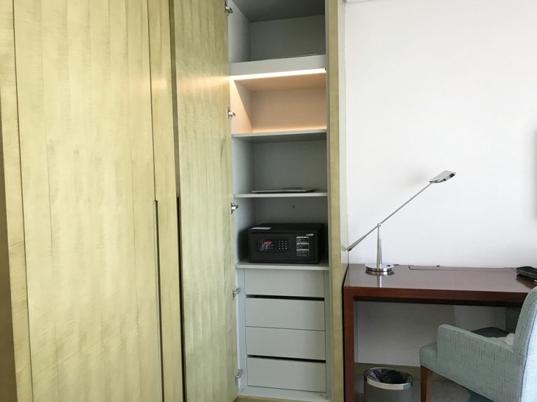 セーフティボックスはベッドルームにあります