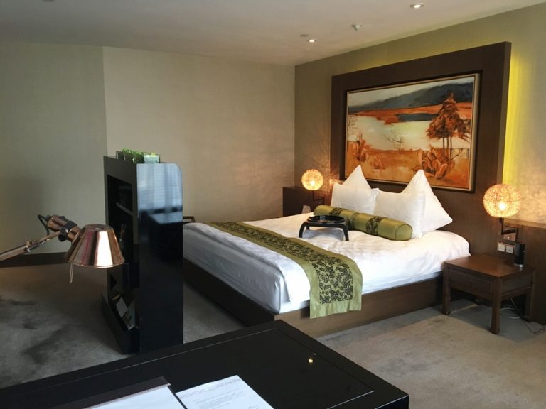 窓側から見たベッドルーム