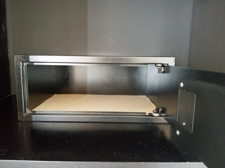 セーフティーボックスを開いた写真。横長です。