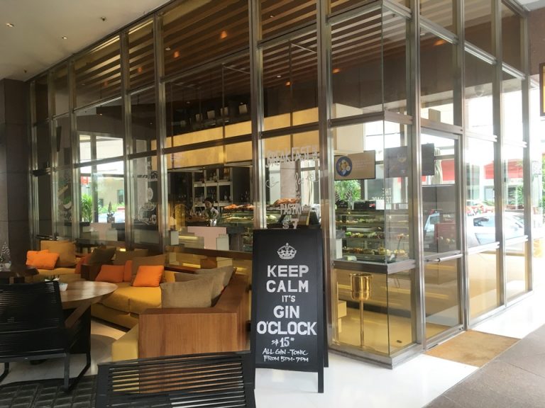 建物の外側にあるカフェ