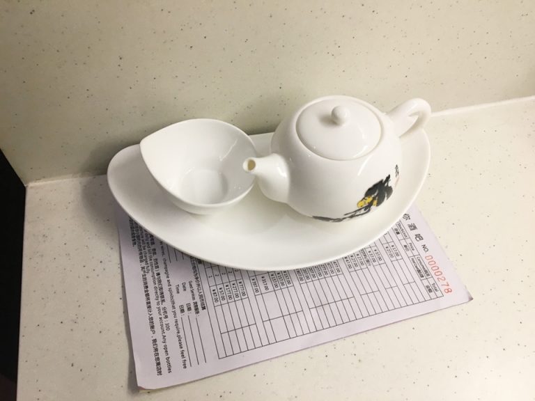 ミニキッチンにある茶器セット。下に有料品の価格表があります