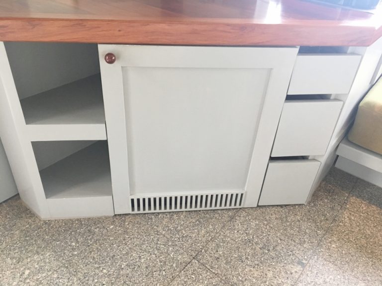 この扉を開けると冷蔵庫があります