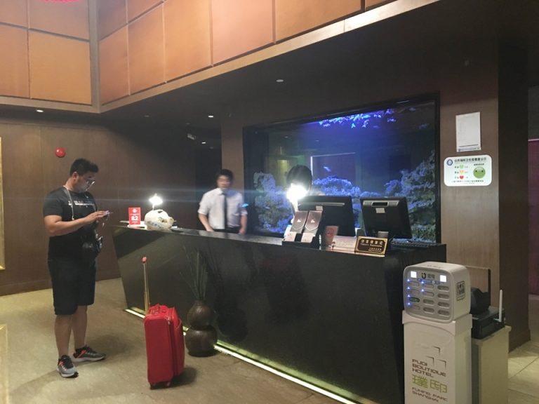 フロントカウンター。水槽の後ろに客室へのエレベーターがあります