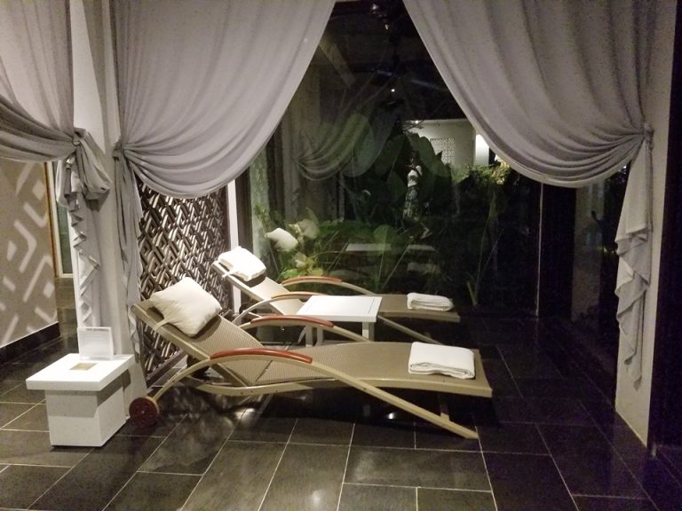 スパガーデンの目の前にデイベッドも置いてあります。