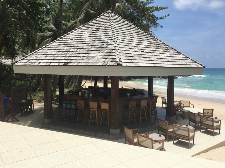 ビーチバー。食事もできます