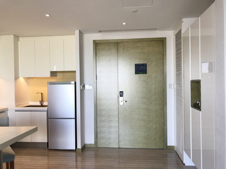 リビング、ソファから入口ドア